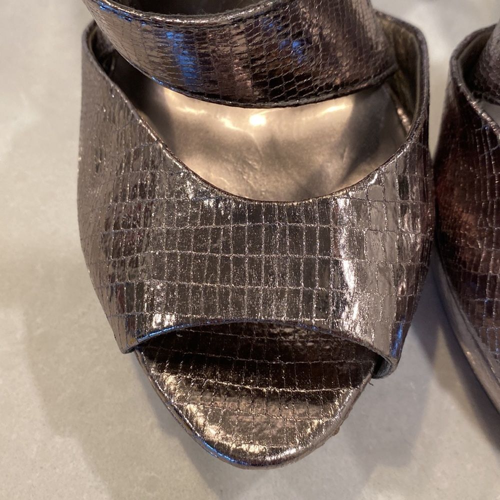 CARLOS SANTANA’S CALIENTE-PEWTER SNAKESKIN PRINT CRISSCROSS PLATFORM HEEL SZ 7.5 - Picture 11 of 16